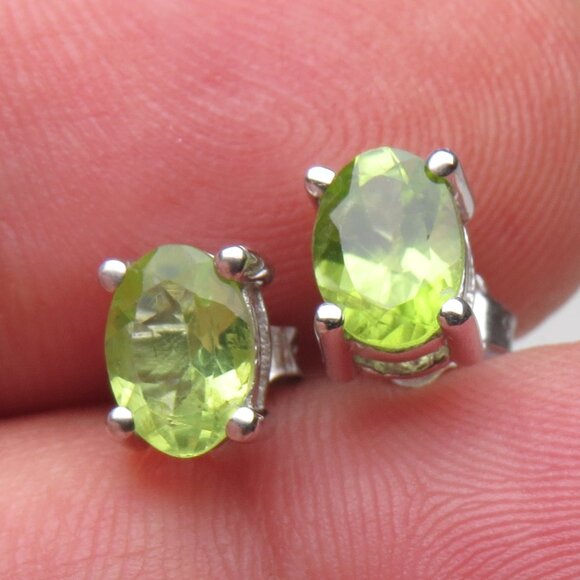 *925 Sterling Silver Genuine Peridot Earring Studs - Picture 1 of 5
